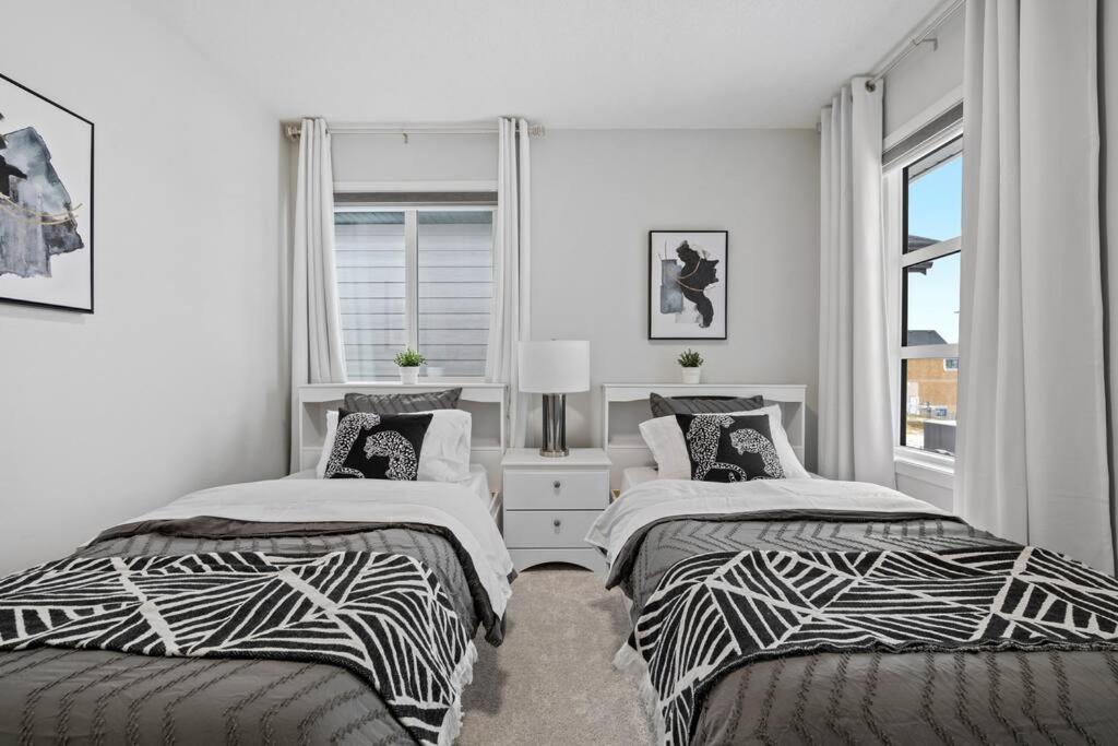 Luxury-4Bed With Ac-86"Tv-Brandnew In Cranston, Calgary Villa Exterior photo