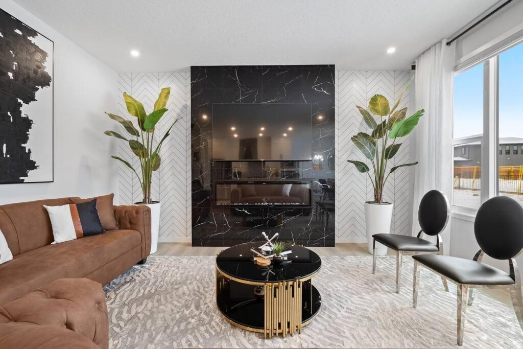 Luxury-4Bed With Ac-86"Tv-Brandnew In Cranston, Calgary Villa Exterior photo