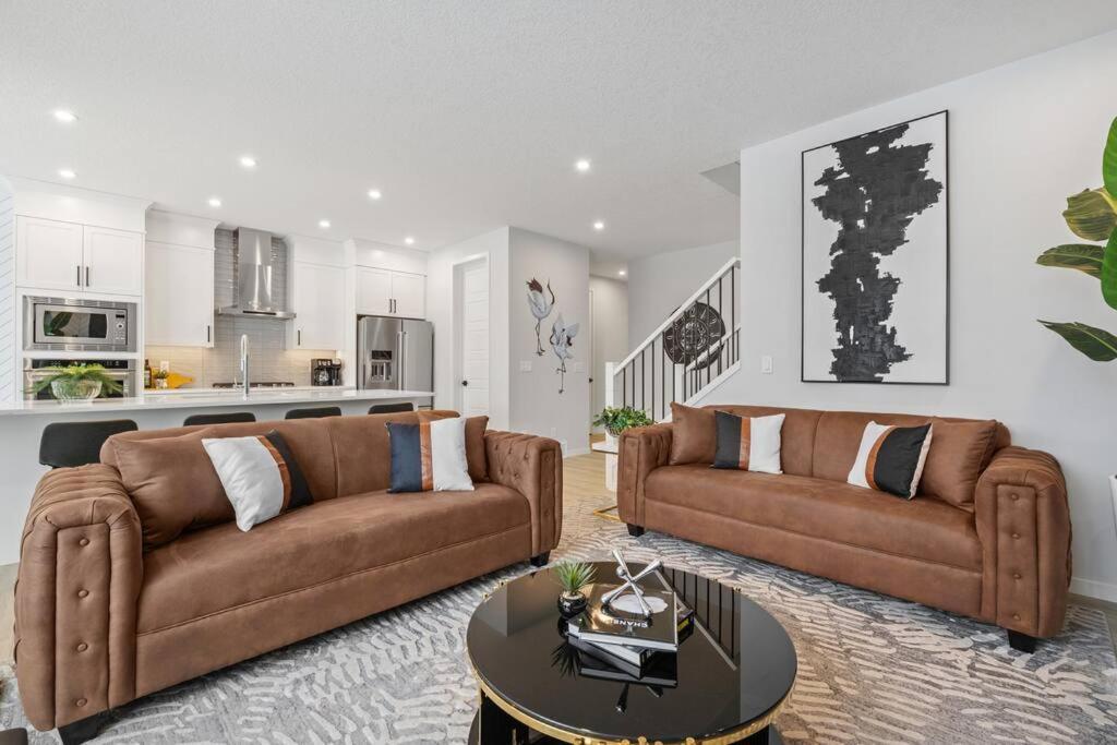 Luxury-4Bed With Ac-86"Tv-Brandnew In Cranston, Calgary Villa Exterior photo