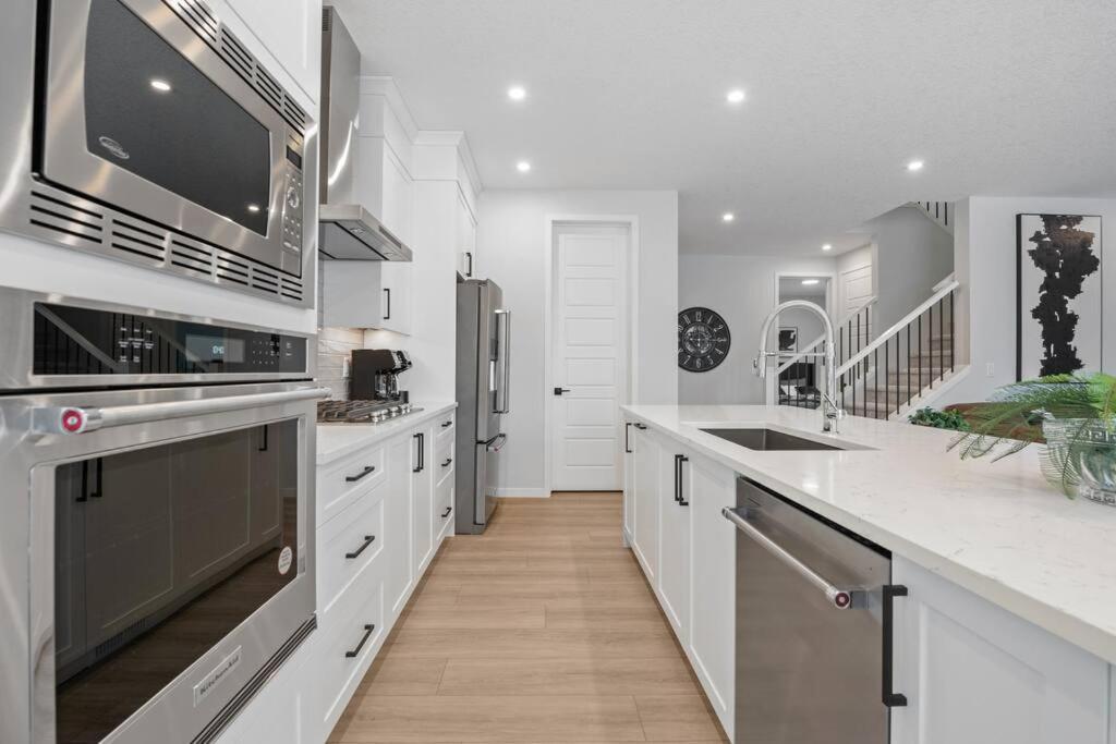 Luxury-4Bed With Ac-86"Tv-Brandnew In Cranston, Calgary Villa Exterior photo