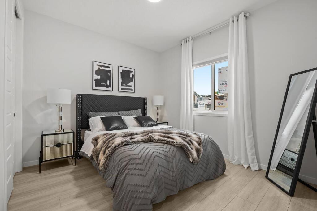 Luxury-4Bed With Ac-86"Tv-Brandnew In Cranston, Calgary Villa Exterior photo