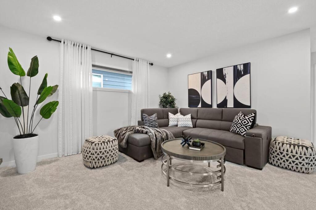 Luxury-4Bed With Ac-86"Tv-Brandnew In Cranston, Calgary Villa Exterior photo