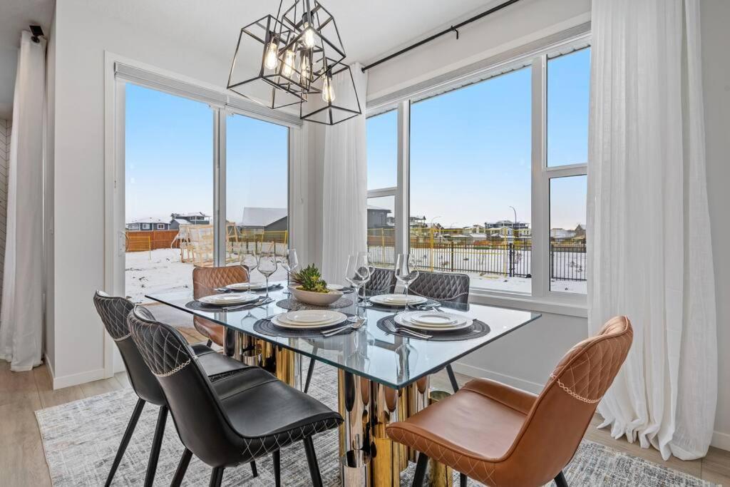 Luxury-4Bed With Ac-86"Tv-Brandnew In Cranston, Calgary Villa Exterior photo