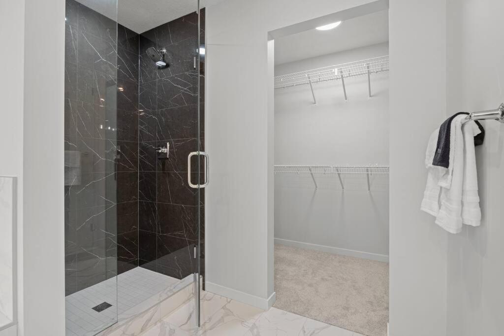 Luxury-4Bed With Ac-86"Tv-Brandnew In Cranston, Calgary Villa Exterior photo