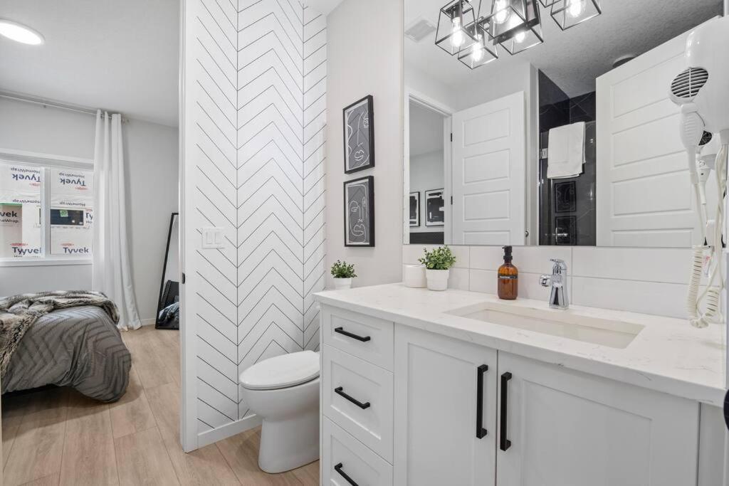 Luxury-4Bed With Ac-86"Tv-Brandnew In Cranston, Calgary Villa Exterior photo