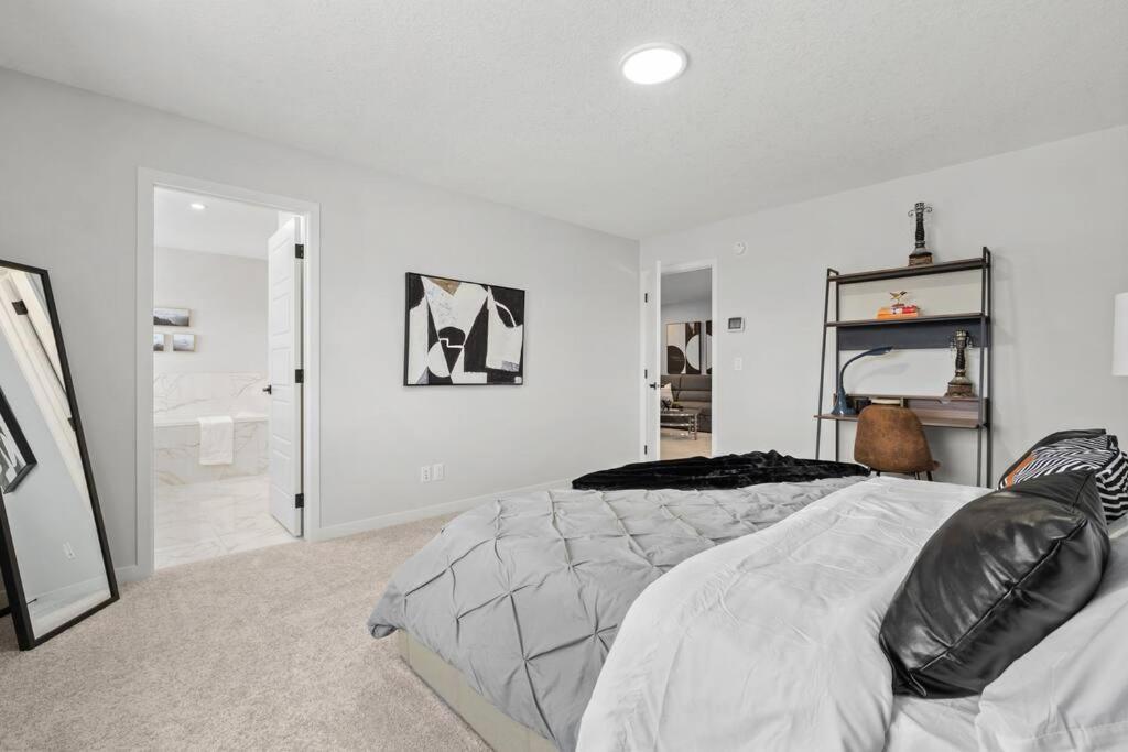 Luxury-4Bed With Ac-86"Tv-Brandnew In Cranston, Calgary Villa Exterior photo