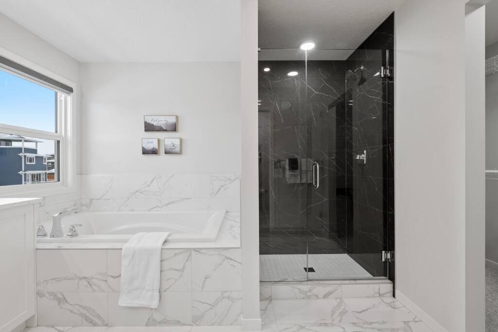 Luxury-4Bed With Ac-86"Tv-Brandnew In Cranston, Calgary Villa Exterior photo